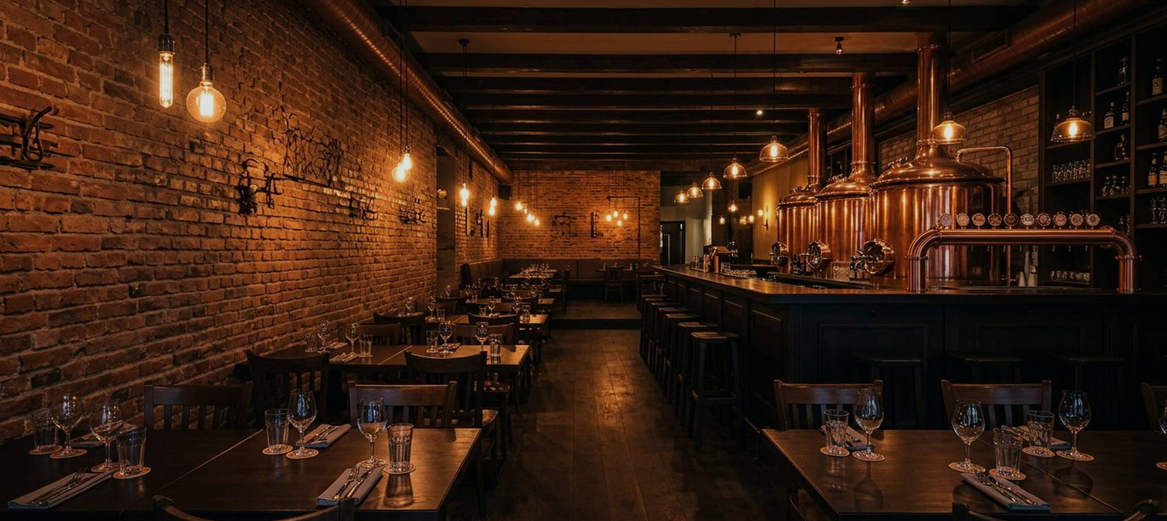 La sala de Il Birraio piena, con i tavoli di legno e le luci calde