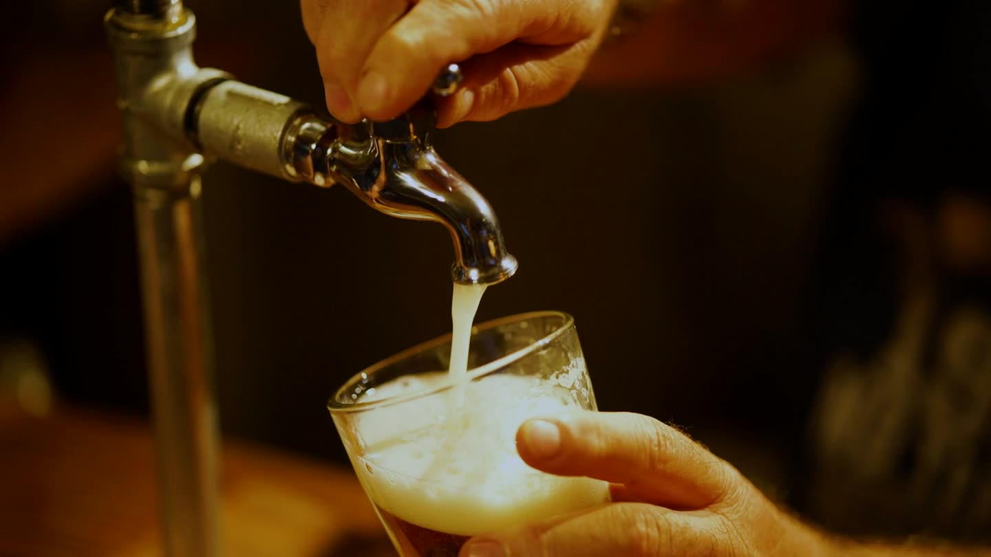 Anteprima del video: birra artigianale spillata al bancone